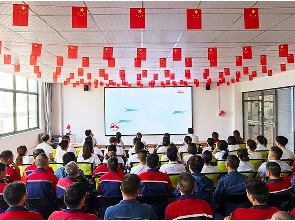 銘記歷史珍愛和平，砥礪奮進開創(chuàng)未來！歐能機械集體觀看勝利日紀(jì)念大會